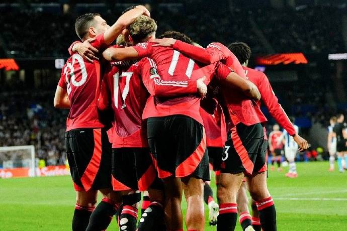 关于阿森纳客场大胜曼联英超争冠形势未定的信息