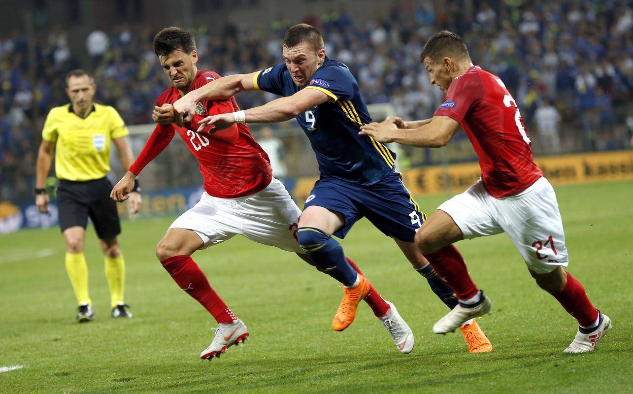 欧国联比赛中意外发生，引发球迷围观