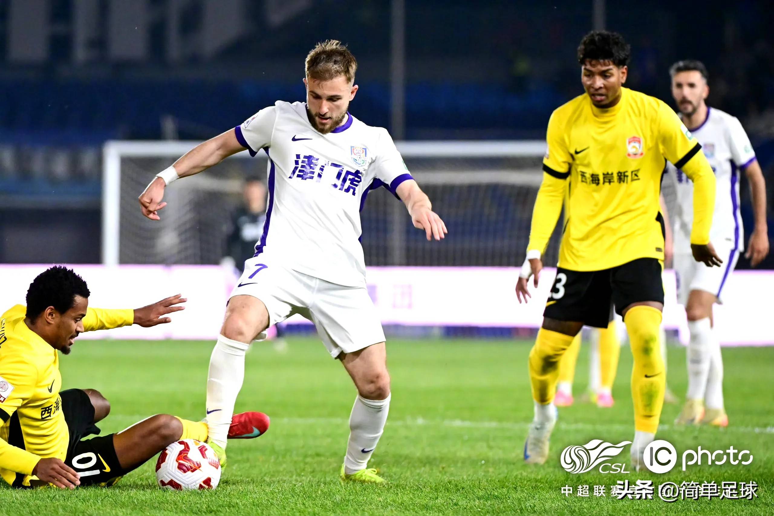 开云平台-球员们在场上兢兢业业，努力为球队争取胜利的简单介绍