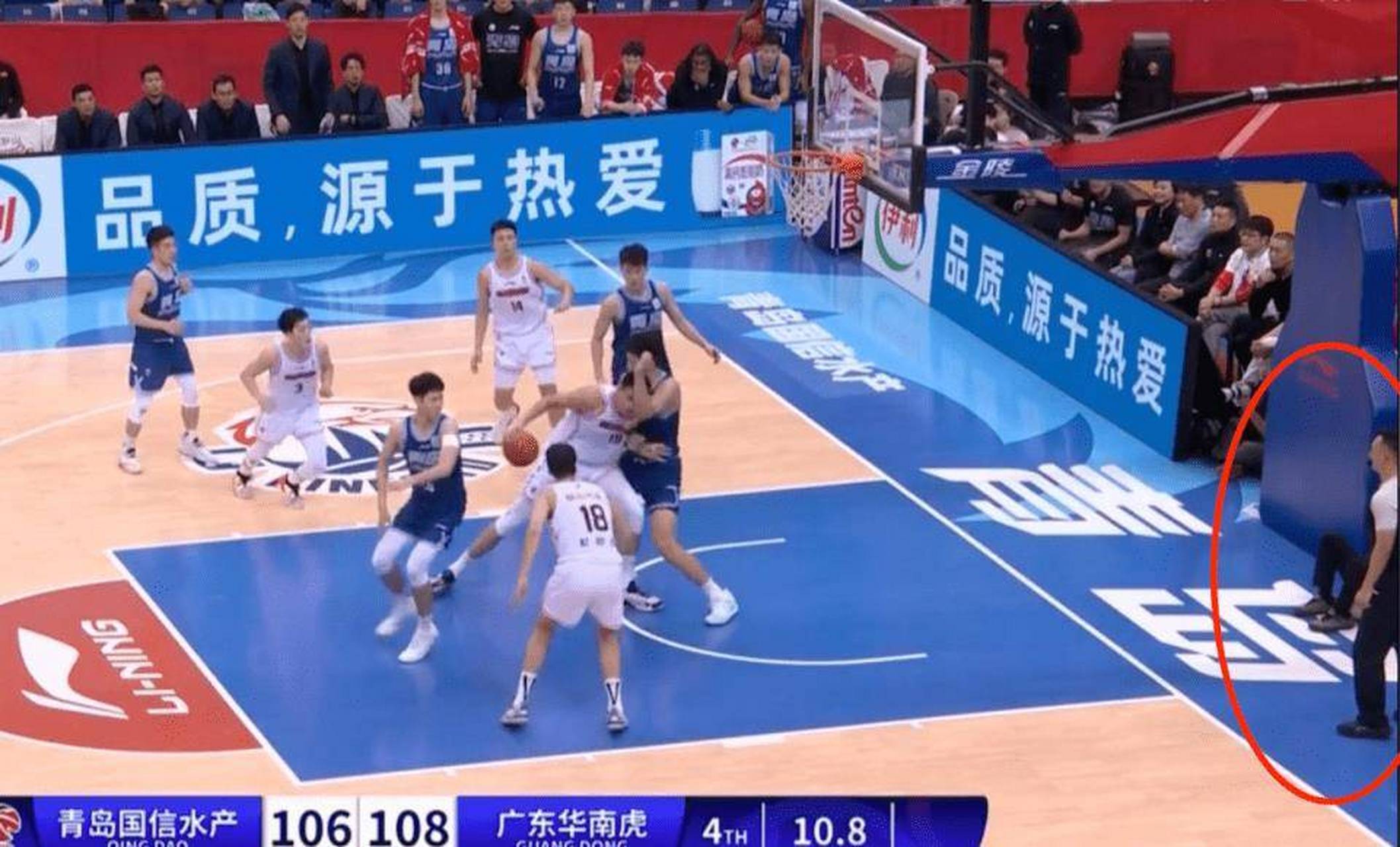 开云体育-裁判判罚引争议，球迷热议赛后裁判表现