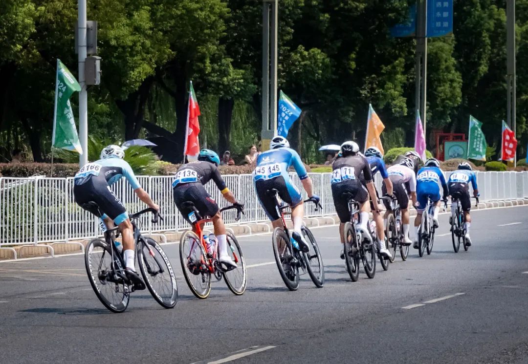自行车赛道上的风驰电掣,速度无敌的简单介绍 自行车赛道上的风驰电掣,速度无敌的简单介绍