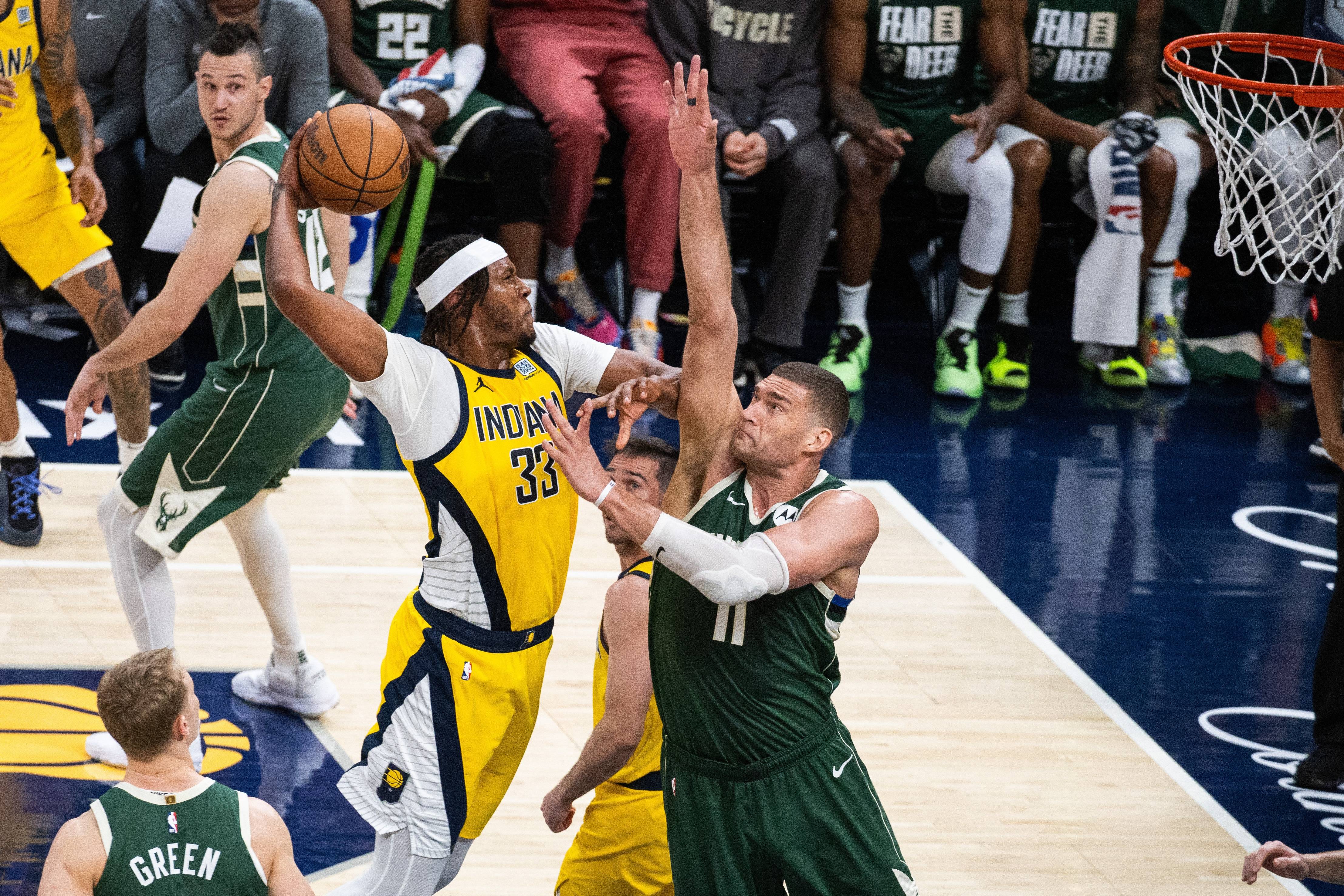 开云体育入口-包含雄鹿强力中锋洛佩斯致命出手，带领球队取胜的词条