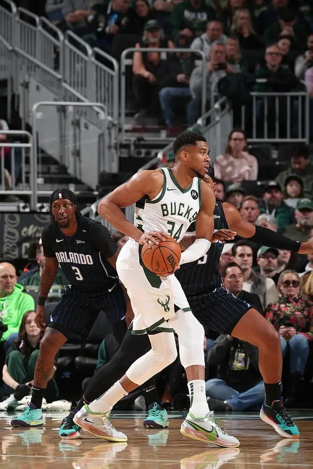 包含猛龙击溃老鹰，劳里连续场得分破的词条