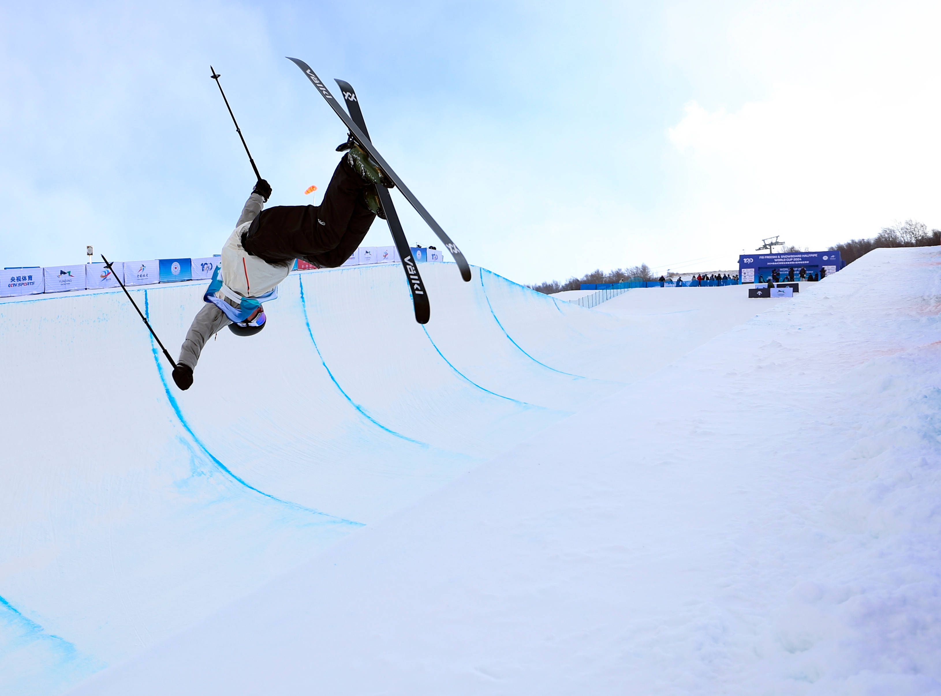 滑雪速度冠军：瑞士名将勇夺冠军