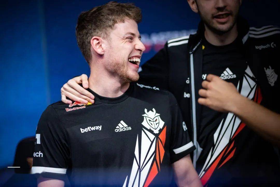 LGD险胜EDG，Viper成为全场焦点小组赛2:1（巴黎）