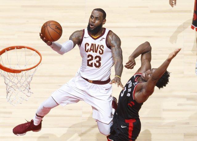 开云官网-骑士遭遇战败，连续两场失利