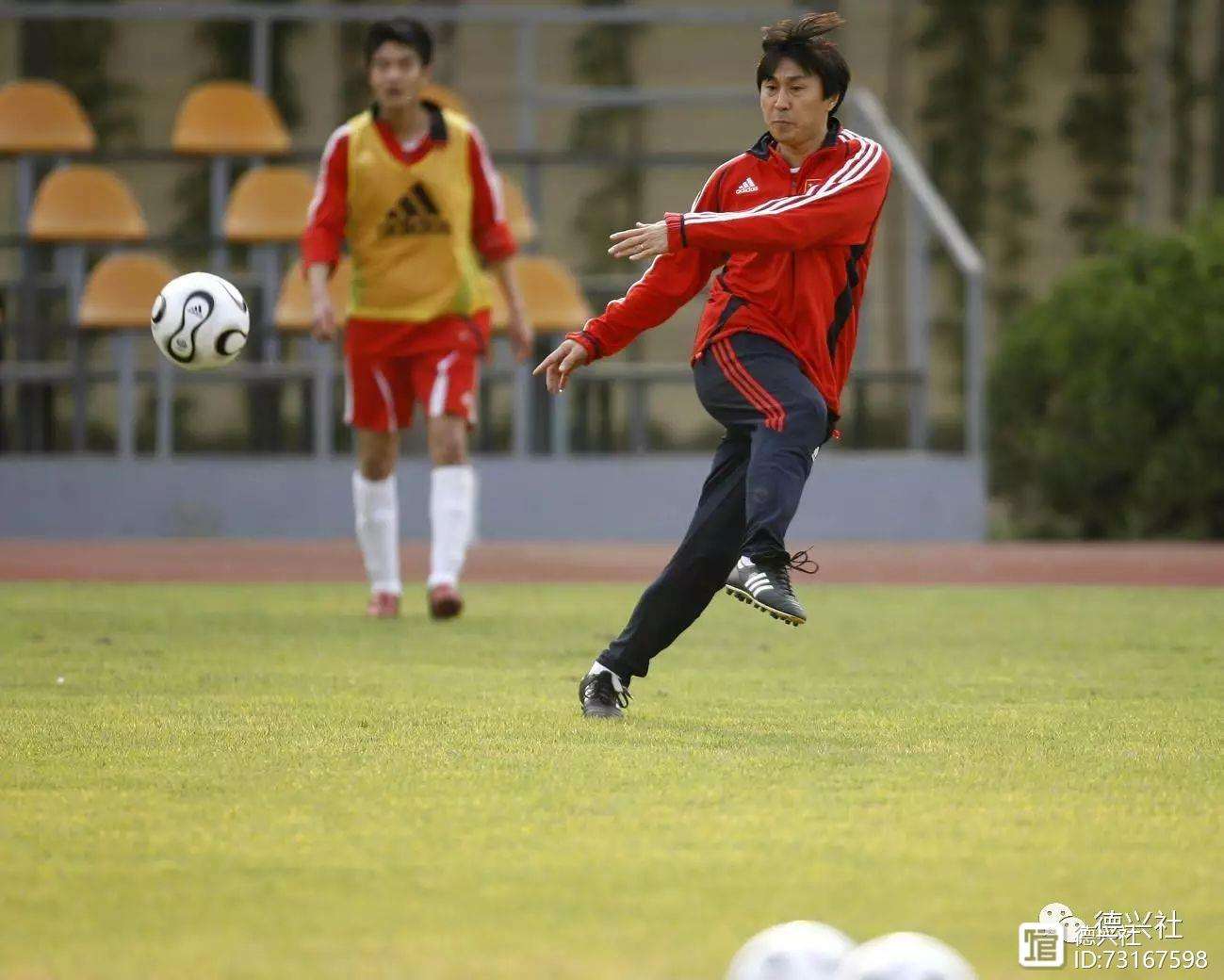 开云APP-队内紧急换帅，改变战术取得突破