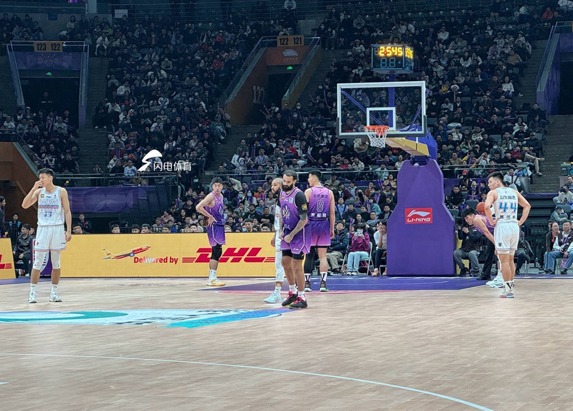 队长带领球队逆转胜利引爆现场气氛