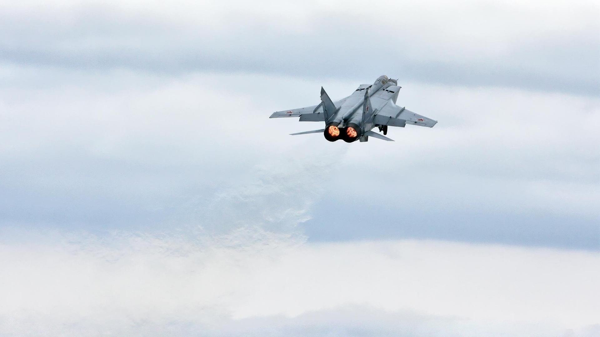 开云体育下载-数据引爆新纪元！哈利伯顿全能狂飙，引领步行者风暴席卷黄蜂